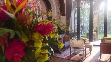 Arkaplanda Parlayan Güneş Işıkları olan bir otelde Ortak Alanın İçi