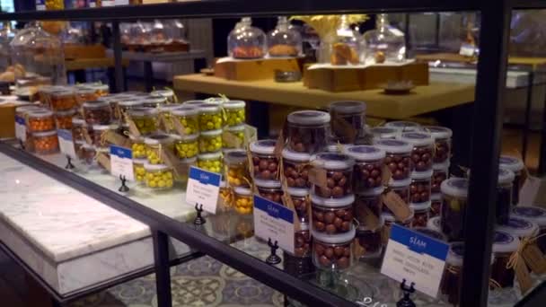 Assortiment van Premium Kleurrijke snoepjes met prijskaartjes op een vitrine in een winkel — Stockvideo