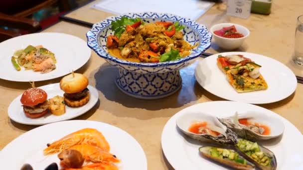 Mesa com Jantar Cheio de Diferentes Alimentos em Restaurante de Luxo em Comida Buffet — Vídeo de Stock