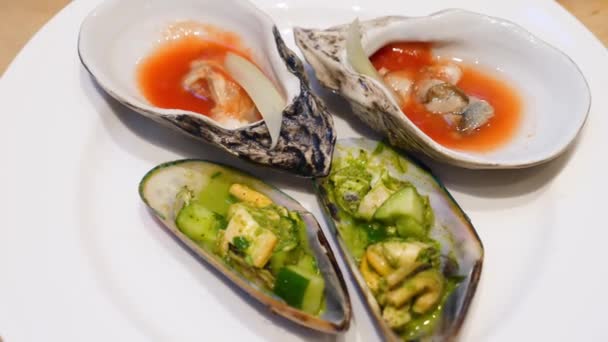 Gros plan des huîtres et des moules sur une assiette blanche. Fruits de mer de luxe au restaurant — Video