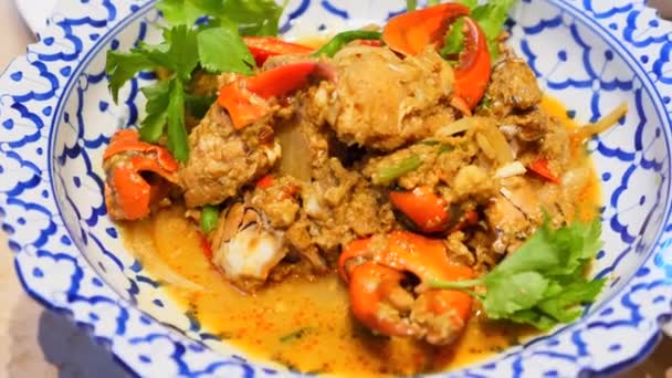 Cangrejo costero asiático cocinado, cena de mariscos de lujo en el restaurante Haute Cuisine — Vídeos de Stock