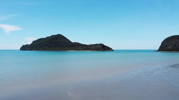 Drone View of Empty Lonely Beach with Turquoise Sea Water in Hua Hin, Ταϊλάνδη — Αρχείο Βίντεο