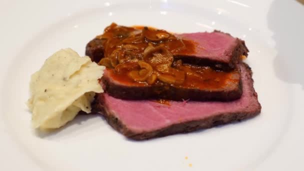 Говяжий ломтик с грибным соусом и картофельным пюре с трюфелем, ресторанная еда — стоковое видео