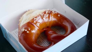 Taze Kahverengi Simit 'i Beyaz Karton Kutuda Deniz Tuzu ile Kapatın Pasta Dükkanında