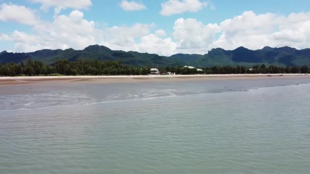 Vue aérienne de la belle mer avec des montagnes et des palmiers en arrière-plan — Video