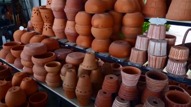 Loja de flores vendendo vasos de argila floral marrom de várias formas e tamanhos — Vídeo de Stock