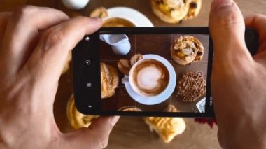 Man Hands Fotoğraf Çekiyor: Modern Smartphone of Hot Coffee Cup with Fresh Pastanesi