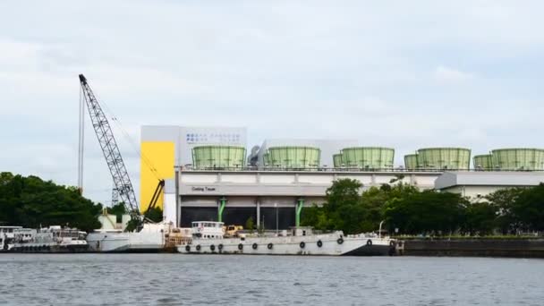 Circulerend water in de koeltoren van de fabriek aan de rivier in Bangkok — Stockvideo