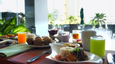 Otel 'de Kahvaltı - Izgara Somon, Taze Pasta, Meyve, Kahve, Portakal Suyu