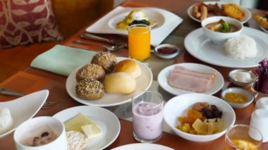 Restoran Kahvaltısı Konsepti, Yemek Tabakları Masası, Çeşitli Yemekler