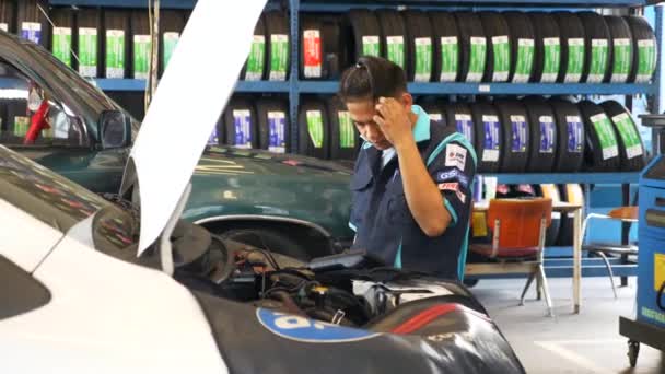 Mechanik kontroly rozbité auto a stanovení rozsahu práce na auto servis — Stock video