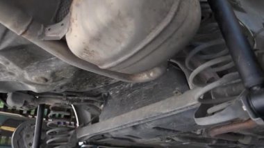 Benzin istasyonundaki hidrolik asansörde askıya alınmış arabanın yakın plan görüntüsü