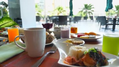 Otel 'de Kahvaltı - Izgara Somon, Taze Pasta, Meyve, Kahve, Portakal Suyu