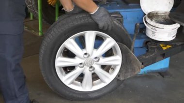 Oto Servisteki Özel Araç Tekerleğini Profesyonel Araba Tamircisi Kaldırdı