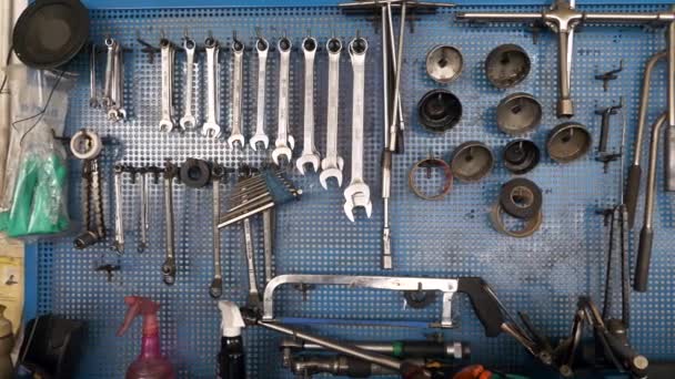 ガレージの壁に車のメンテナンスや機械ハンギングのためのツール供給 — ストック動画