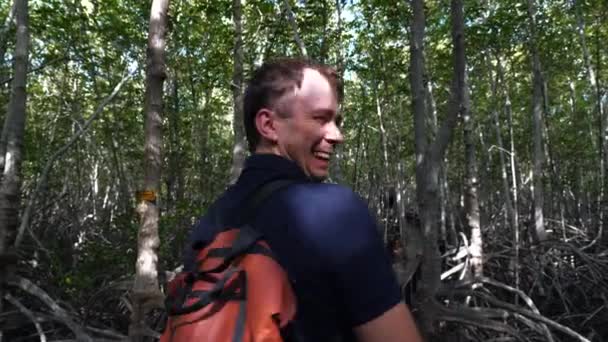 Turismo divertido hombre risueño con mochila en el bosque, sonriente aventura del viajero — Vídeos de Stock