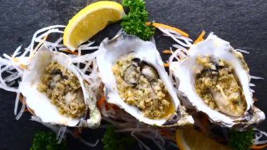 Siyah desenli arkaplanda Limonlu İstiridye Kabuklu Üst Görünüm
