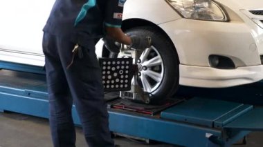 Tamirci, Benzin İstasyonuna Araç Dengeleme Özel Ekipmanı Yükle