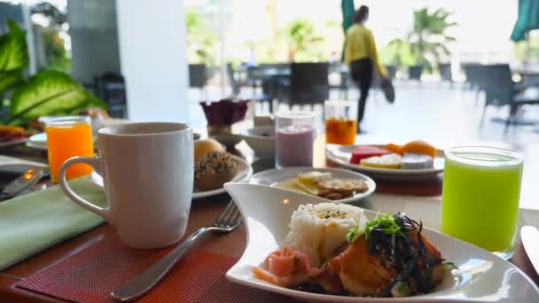 Café da manhã no Hotel - Café, Pastelaria fresca, Salmão grelhado, Frutas, Suco de laranja — Vídeo de Stock