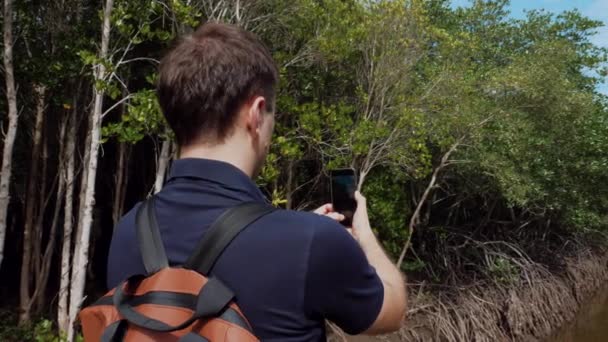 Hombre Turista Hace Foto Vídeo en Smartphone de Río en Green Mangrove Forest — Vídeos de Stock