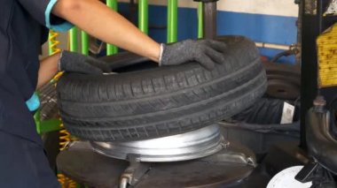 Otomatik Tamir Servisi 'nde Tamir İçin Araba Tekerleği' nden Tekerleği Çıkar