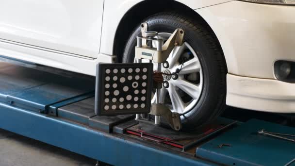Equilibrio de la rueda del coche de elevación con el equipo en la estación de servicio moderna — Vídeos de Stock