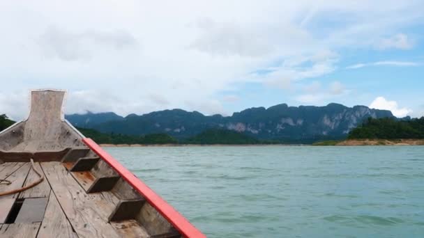 Wooden Thai Long tail Boat Cheow Lan Lake with Mountains, Forest in Thailand — 비디오
