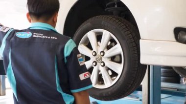 Otomatik Mekanik Kontrol ve Otomobil Kaldırma Makinesi Garajında Döndürme