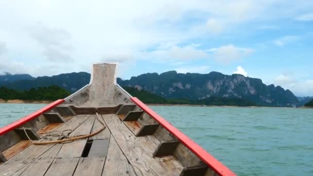 Tour Turístico no Barco Longtail no Lago Cheow Lan com Montanhas e Floresta Verde — Vídeo de Stock