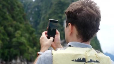 Teknede duran, Yeşil Dağlar 'da çekim yapan turist görüntüsü