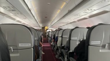 Seyahat Turistleriyle Ekonomi Sınıfı İç Uçuş, İçerideki Uçak Kulübesi