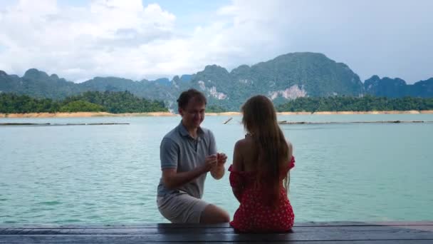 Hombre haciendo propuesta de matrimonio a su novia, abrazar felizmente, pone anillo de compromiso — Vídeos de Stock
