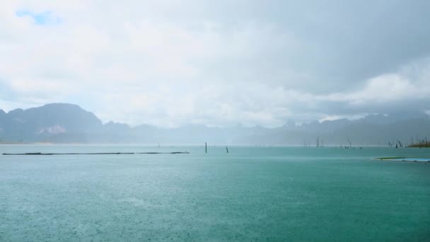 Heavy Rain Dropping on Turquoise Lake με βουνά στο φόντο την καλοκαιρινή ημέρα — Αρχείο Βίντεο
