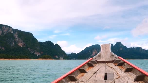 Barco de madeira tailandês Longtail em Cheow Lan Lake com montanhas, Floresta na Tailândia — Vídeo de Stock