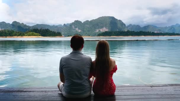 Par de amantes comemorar data de aniversário em Green Mountains Lake com céu nuvem — Vídeo de Stock