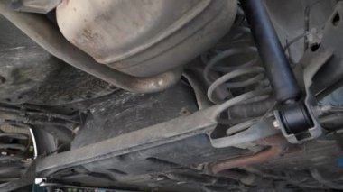 Tamirci tarafından onarılmayı bekleyen Garajda Geçiş İzinin Görünümü