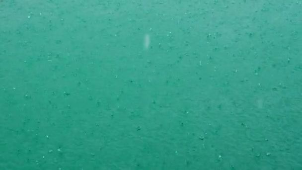 여름철에 터어 키 호수에 내리는 비, 강물에 떨어지는 빗방울 — 비디오