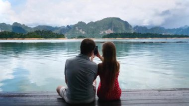 Muhteşem Gölde Romantik Erkek ve Kadın Çifti Video Görüşmesi Yapıyor