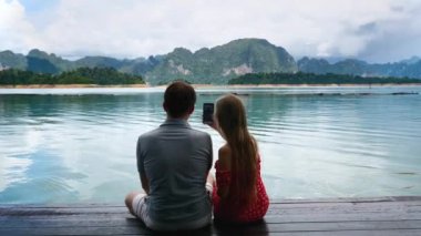 İnanılmaz Dağ Gölü 'nde Mutlu Romantik Çiftler Telefonda Selfie Yapıyor