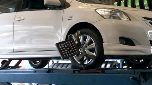 Mechanik tlačit auto s čidly na kolech pro vyrovnávání na čerpací stanici