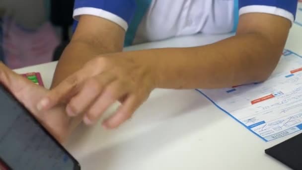 Mãos de mulher usando telefone celular fazendo cálculo na oficina de serviço automático — Vídeo de Stock