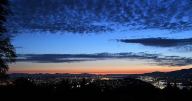 Gün batımında Vancouver'ın akşam manzarası. Tarafından Burnaby Mt. Bc Kanada