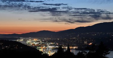 Burrard Girişi'nin akşam manzarası. Tarafından Burnaby Mt. Bc Kanada