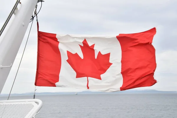 加拿大国旗在渡轮上飘扬的景色 加拿大不列颠哥伦比亚省 — 图库照片