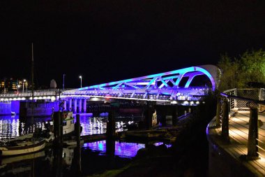 Aydınlatılmış asansör köprüsünün gece çekilmiş bir fotoğrafı. Victoria Bc Kanada