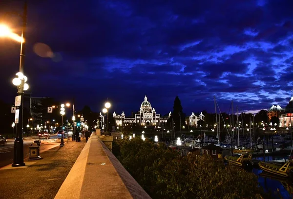 夜のブリティッシュ コロンビア州議会議事堂の写真カナダ — ストック写真