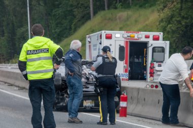Trans Canada otoyolunda, kuzeye giden bir kazada takla atan bir arabanın resmi. 6 Haziran 2020 Kuzey Vancouver BC Kanada  
