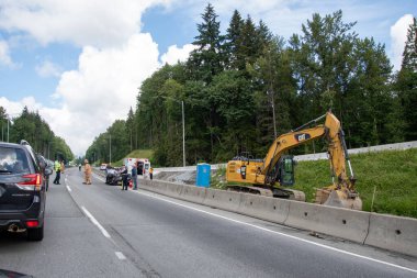 Trans Canada otoyolunda, kuzeye giden bir kazada takla atan bir arabanın resmi. 6 Haziran 2020 Kuzey Vancouver BC Kanada  