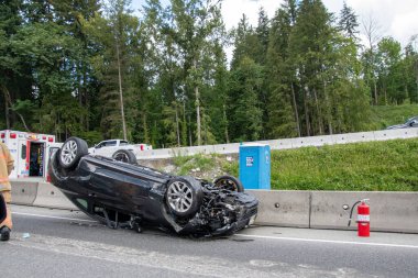 Trans Canada otoyolunda, kuzeye giden bir kazada takla atan bir arabanın resmi. 6 Haziran 2020 Kuzey Vancouver BC Kanada  