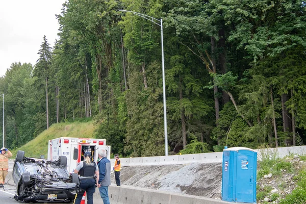Trans Canada otoyolunda, kuzeye giden bir kazada takla atan bir arabanın resmi. 6 Haziran 2020 Kuzey Vancouver BC Kanada  